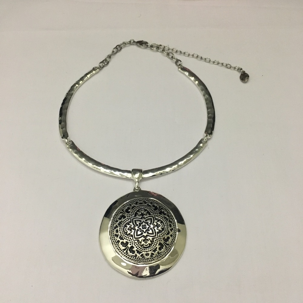 Woman’s Silver Tone Collar Choker Silver Black Medallion Hammered Link Necklace